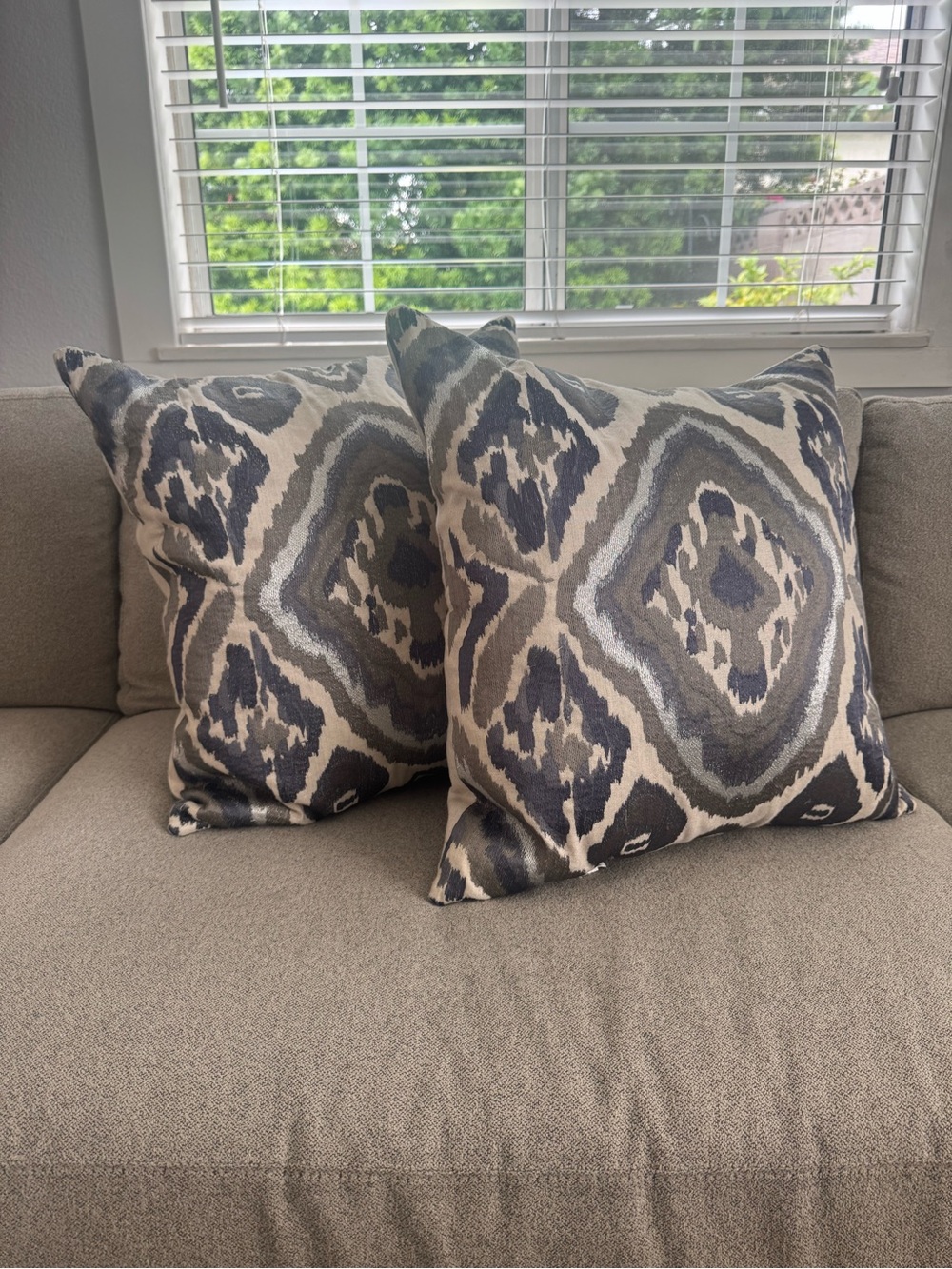 Kim Seybert SET OF 2 throw down insert grey and white ikat pattern throw pillows